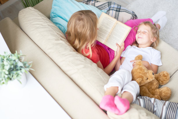 与妹妹度过愉快的时光图片下载