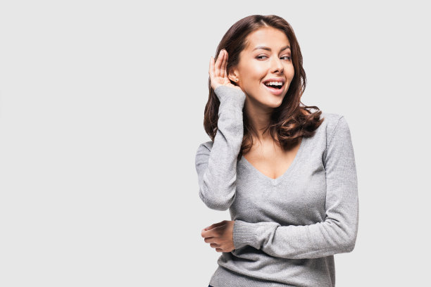 年轻女子惊讶地听着图片下载