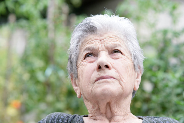 心烦意乱的老女人图片下载