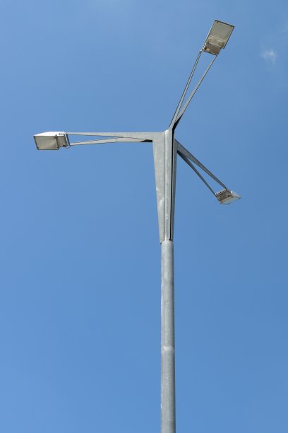 路灯映衬着蓝天图片下载