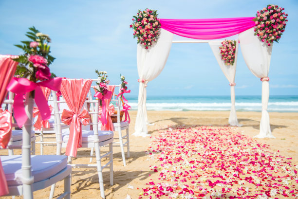 沙滩上浪漫的婚礼场景。图片下载