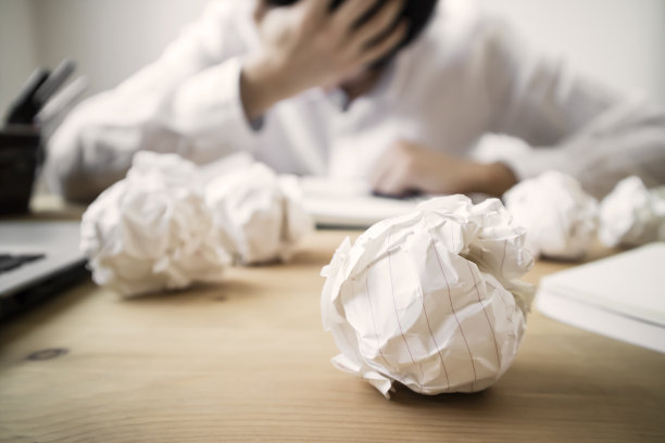 皱巴巴的纸和紧张的人素材图片