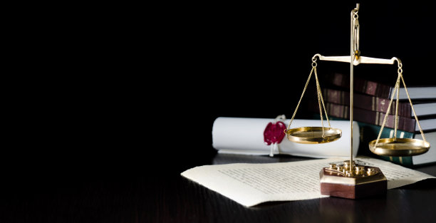 法庭上的体重秤。法律体系。图片下载