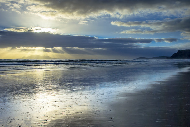 太阳竖琴透过云彩在Hauraki海岸日落图片下载