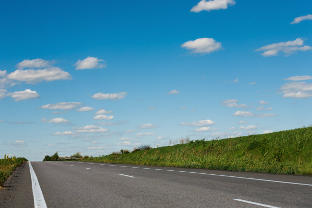 蓝天背景下的乡村公路自然景观图片下载