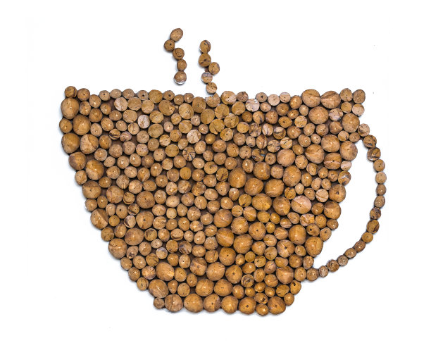 木雕背景以咖啡杯形状的白色背景为装饰，商业装饰理念图片下载