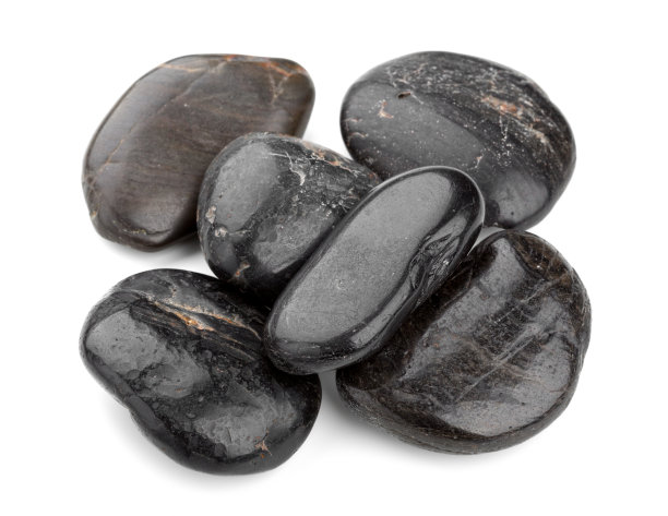 医学和水疗概念。一堆黑色的禅宗鹅卵石孤立在白色的背景上。图片下载