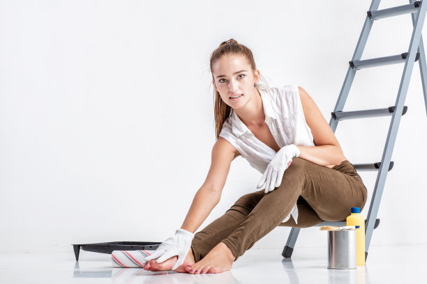 在房子里刷墙的女人图片下载