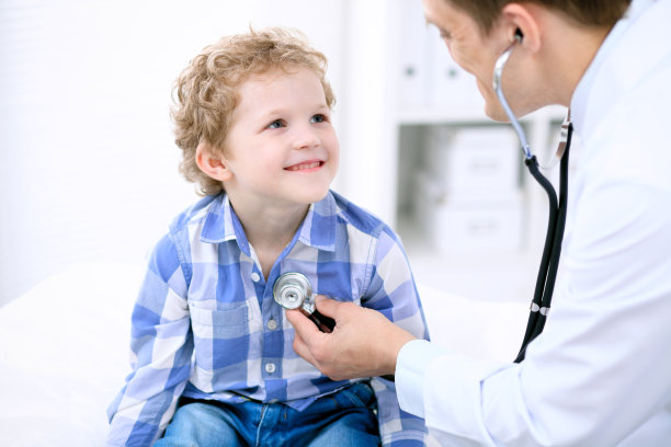 医生用听诊器检查儿童病人图片下载
