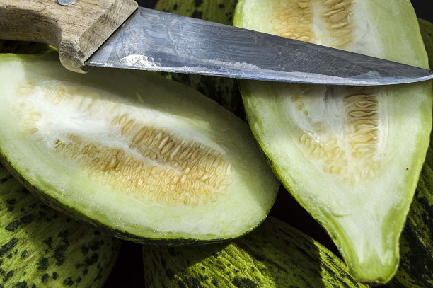 全未熟小甜瓜，生甜瓜图片，用刀切一个小甜瓜，吃一个未熟的甜瓜，未熟的小甜瓜，图片下载