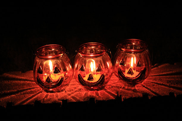 暗室中照亮的蜡烛的特写镜头图片下载