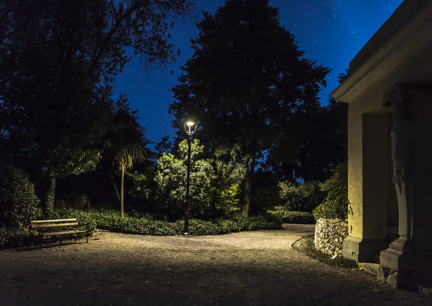 公园里有长凳，有灯笼，晚上还有凉亭图片下载