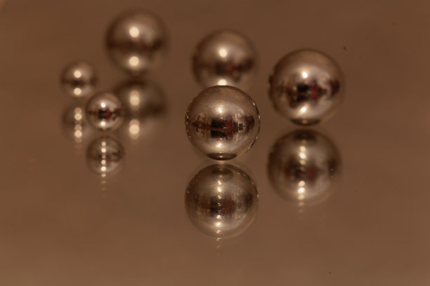 镜子上的钢球图片下载