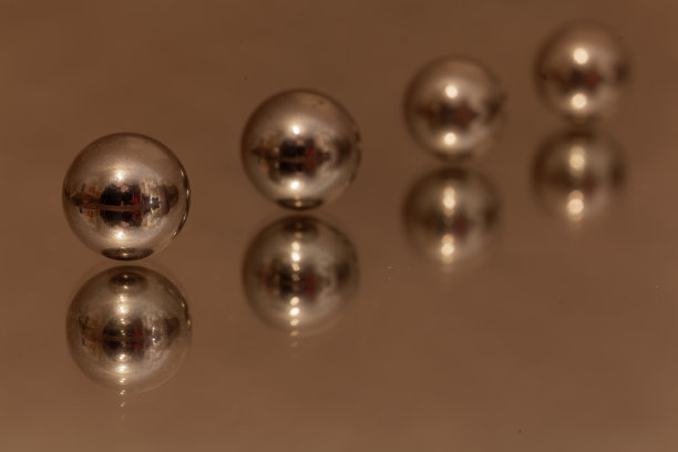 镜子上的钢球图片下载