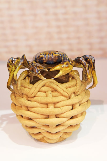 精美作品，蟹肉陶瓷工艺品，特写照片图片下载