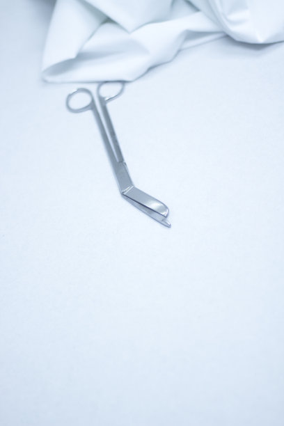 医用绷带剪在医院诊所和绷带。图片下载