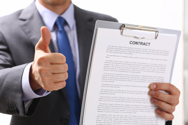 男性的手表示OK或确认手势与拇指向上图片下载