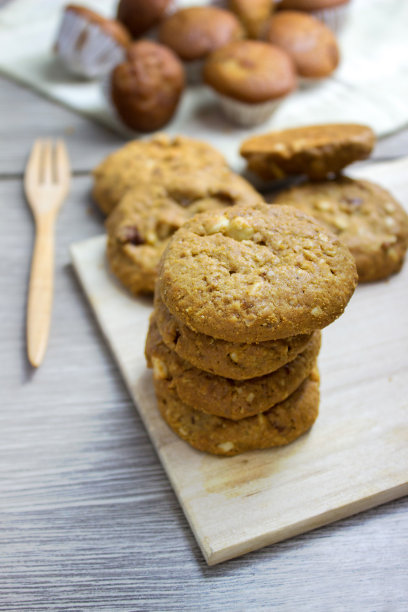 饼干对木杯蛋糕模糊背景图片下载