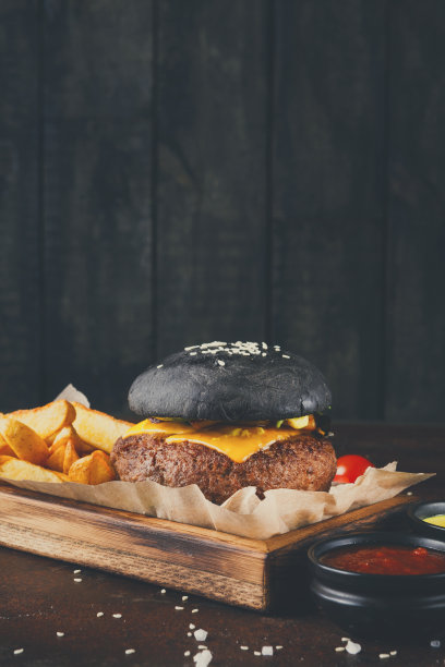 黑面包汉堡与土豆楔子拷贝空间图片下载