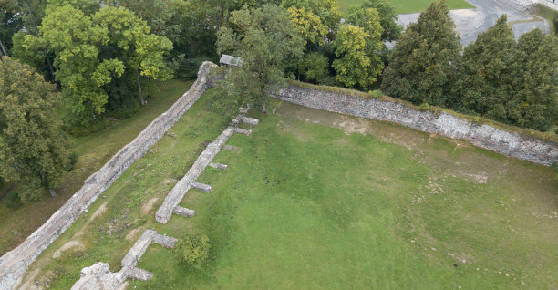 拉脱维亚杜贝莱古城堡废墟无人机俯视图图片下载