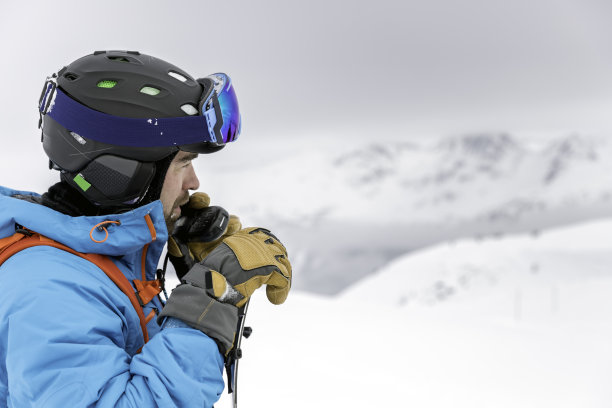 滑雪者滑雪板使用对讲机在边远地区图片下载