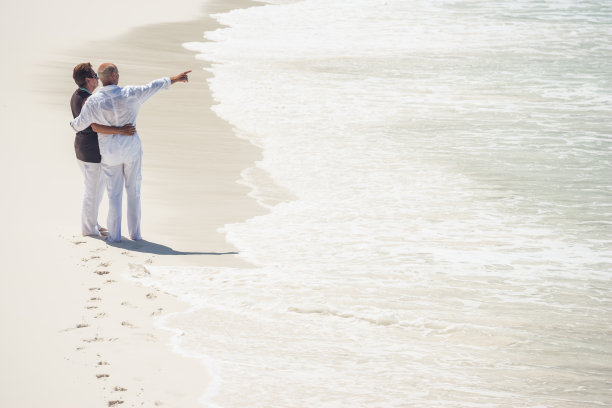 老年人的世界-夫妇一起在沙滩上图片下载