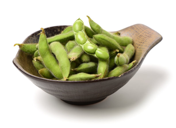 白色背景上的绿色大豆图片下载