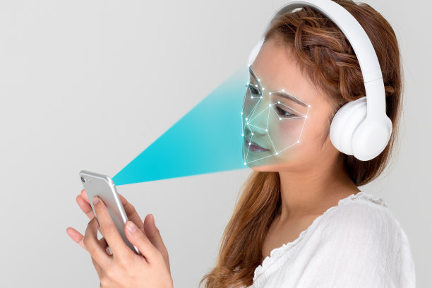 智能手机面部识别系统。生物识别技术的概念。素材图片