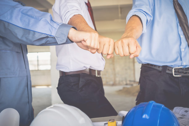 建筑师、工程师和商人正携手合作。作为一个团队一起工作才能成功。图片下载