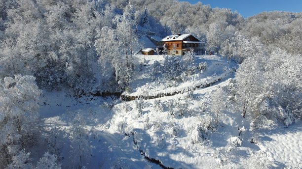 雪中的木屋图片下载