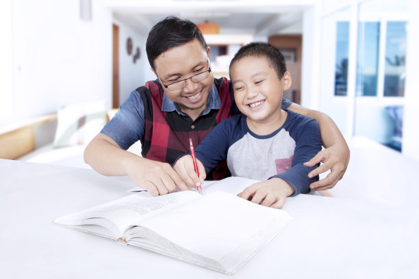 小男孩和他的爸爸一起做作业图片下载