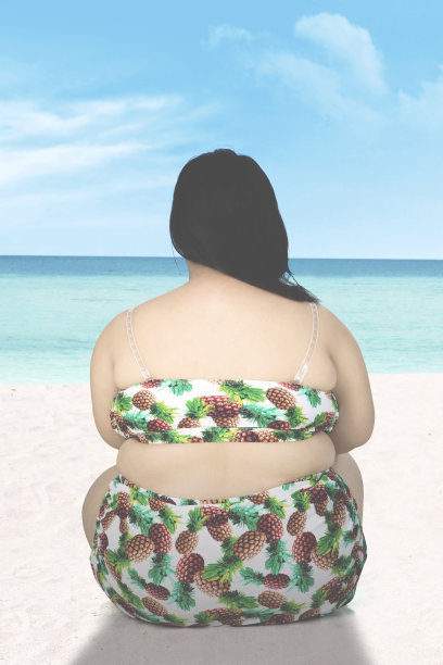 坐在沙滩上的胖女人的屁股图片下载