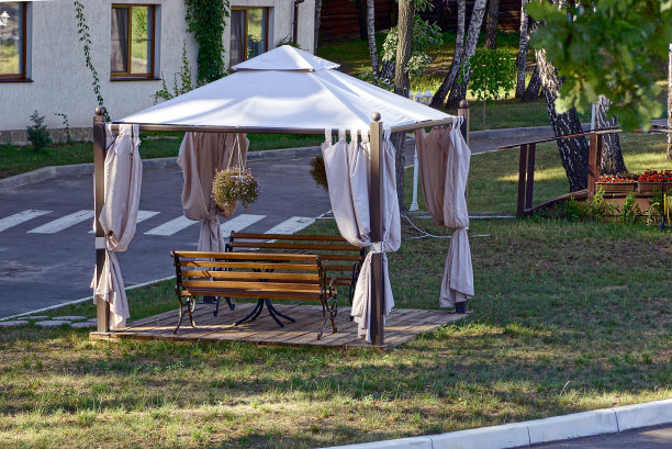 公园街道上带木凳的开放式阳台图片下载