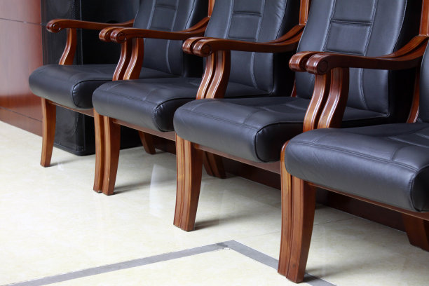 会议室里的真皮座椅，特写照片图片下载