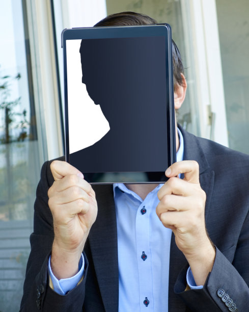 躲在平板电脑后面的商人图片下载