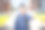 学生站在学校外面微笑素材图片