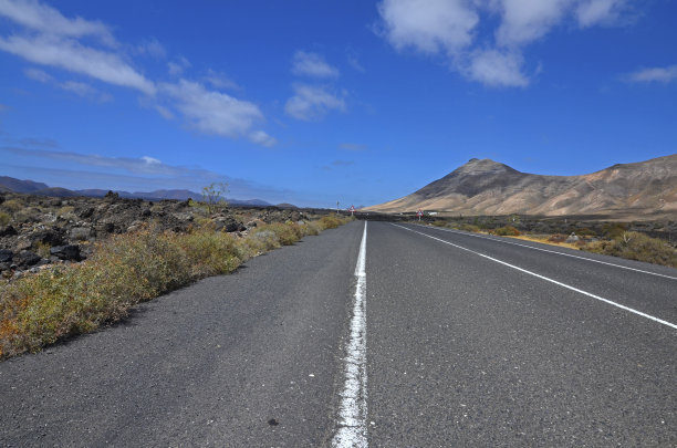 穿过提曼法亚国家公园的一条空路图片下载