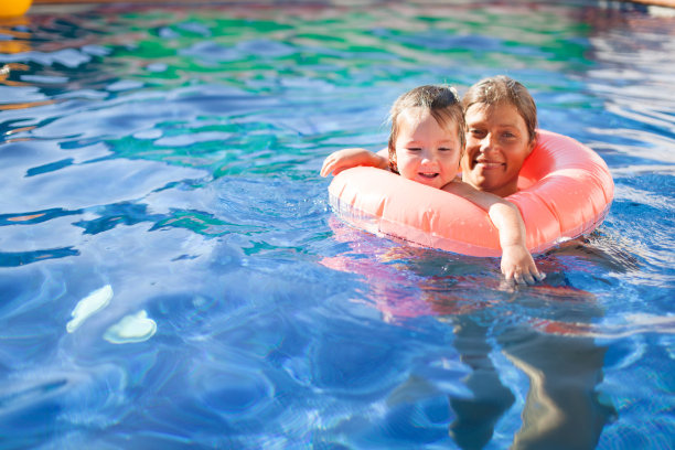 快乐的母女在游泳池里图片下载