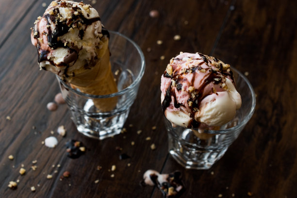 杯装冰淇淋，加巧克力酱和榛子。图片下载