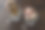 杯装冰淇淋，加巧克力酱和榛子。图片下载