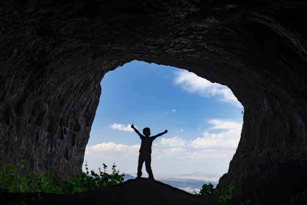 成功的小登山者图片下载