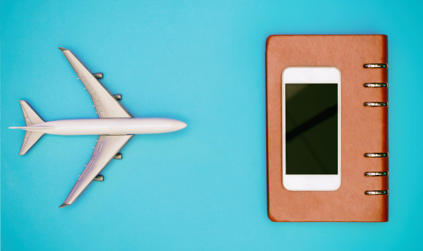 飞机旅行概念与空白手机屏幕和笔记本图片下载