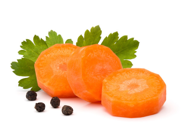 切碎的胡萝卜片和欧芹叶静物孤立在白色背景切口图片下载