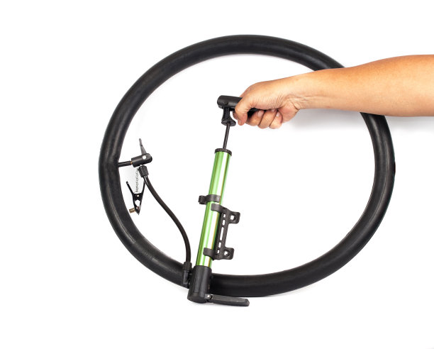 手给自行车轮胎打气图片下载
