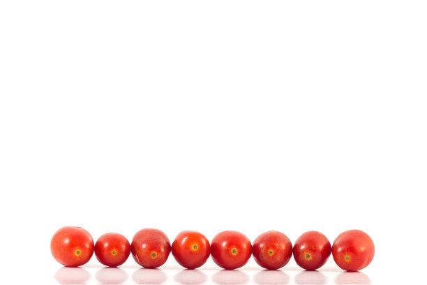 在白色背景上分离的樱桃番茄图片下载