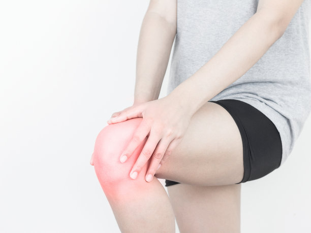 年轻女子双手握住膝盖疼痛孤立在白色背景。图片下载