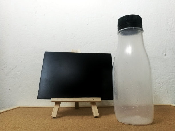 黑色纸板和塑料瓶图片下载