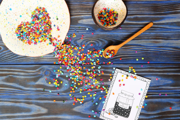 明信片的涂鸦风格与画的图片和题词在俄罗斯“从奇想的魔药”，盘子、罐子和勺子碗，心形纸屑木制蓝色背景。手绘，创意，幽默，想法。前视图。图片下载