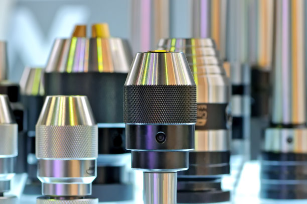 在支架上安装不同尺寸的钻夹盘图片下载