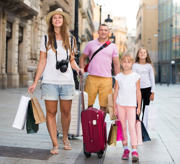 成年家庭带着行李箱走路图片下载